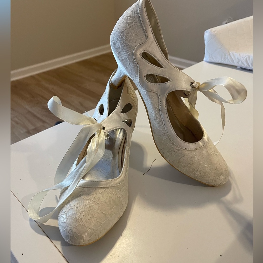 Elegant White Lace Women's Shoes